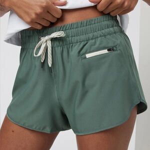VUORI Clementine Short 2.0 in Marsh Green